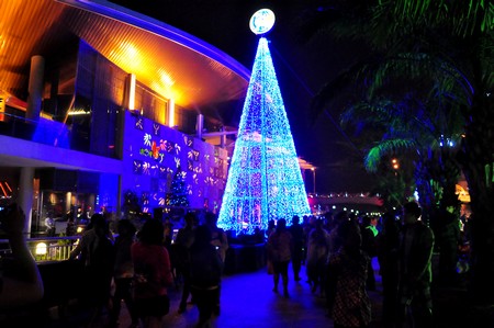 Đường[-]phố[-]Đà[-]Nẵng[-]chật[-]cứng[-]người[-]đi[-]chơi[-]Noel[-](Ảnh:[-]Công[-]Bính)